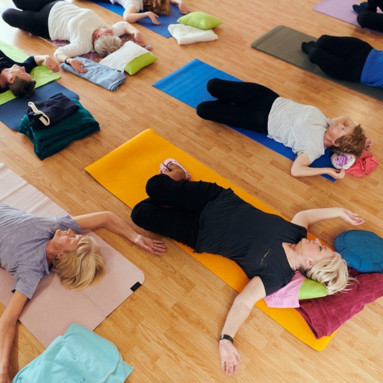 Gruppe auf Matten als Symbol für Feldenkrais